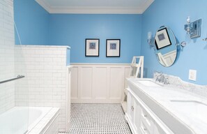 Combined shower/bathtub, hair dryer, towels - Queen Anne Victorian on Warren Square — Sleeps 8, Pet-Friendly (SAVANNAH)
