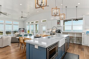 Fridge, microwave, dishwasher, coffee/tea maker - DEJA BLUE - Exquisite Beachfront - 5 Bedroom, sleeps 17, high end features! (Caplen)