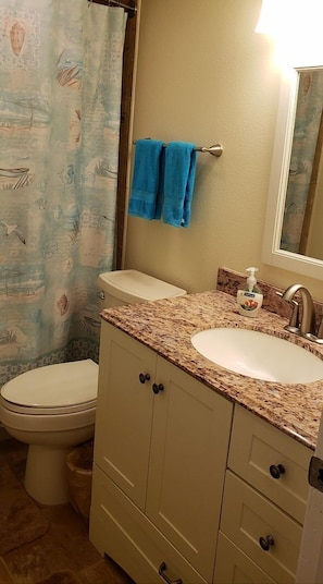 Ein Badezimmer mit Toilette, Waschbecken und Schrank.