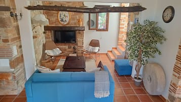 Una Smart TV, una chimenea, una mesa de tenis de mesa, libros