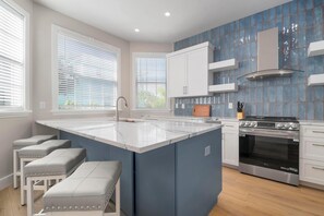 Fridge, microwave, oven, stovetop - ⚓ Heated pool, Hot Tub, Games & More, 5 min> walk to beach!⚓🐕🏖🌅 (Holmes Beach)