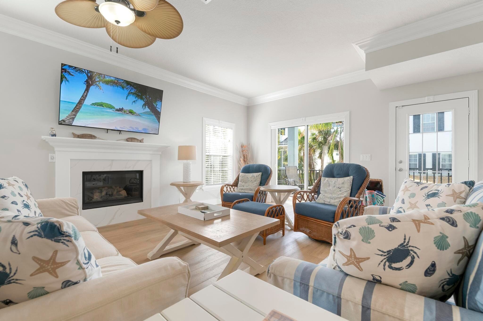 TV, videogiochi, tavolo da ping pong, libri