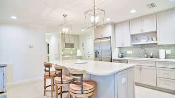 Luxury Apartment, 2 Bedrooms, Ocean View | Private kitchen