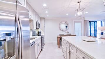 奢華公寓, 2 間臥室, 海景 | 私人廚房 | 電冰箱、微波爐、烤箱、爐台