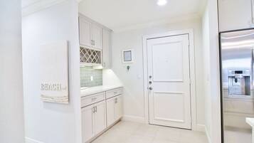 Apartemen Mewah, 2 kamar tidur, pemandangan samudra | Kamar mandi | Perlengkapan mandi gratis, pengering rambut, dan handuk