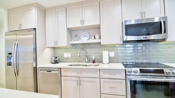 Departamento de lujo, 2 habitaciones, vista al océano | Cocina privada | Refrigerador, microondas, horno y parrilla de estufa