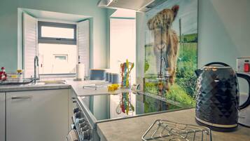 Cottage | Private kitchen | Fridge, microwave, oven, stovetop