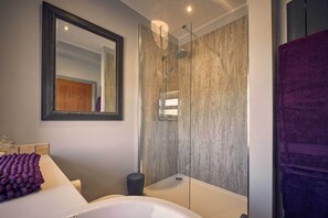 Cottage | Bathroom | Free toiletries, hair dryer, towels