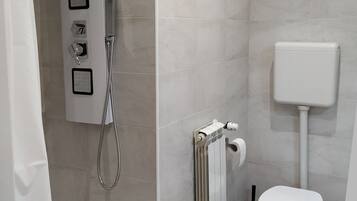 Asciugacapelli, bidet, asciugamani, sapone