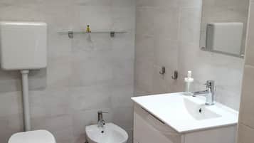 Haartrockner, Bidet, Handtücher, Seife