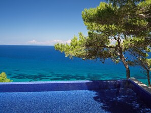 Piscine extérieure, piscine chauffée, chaises longues