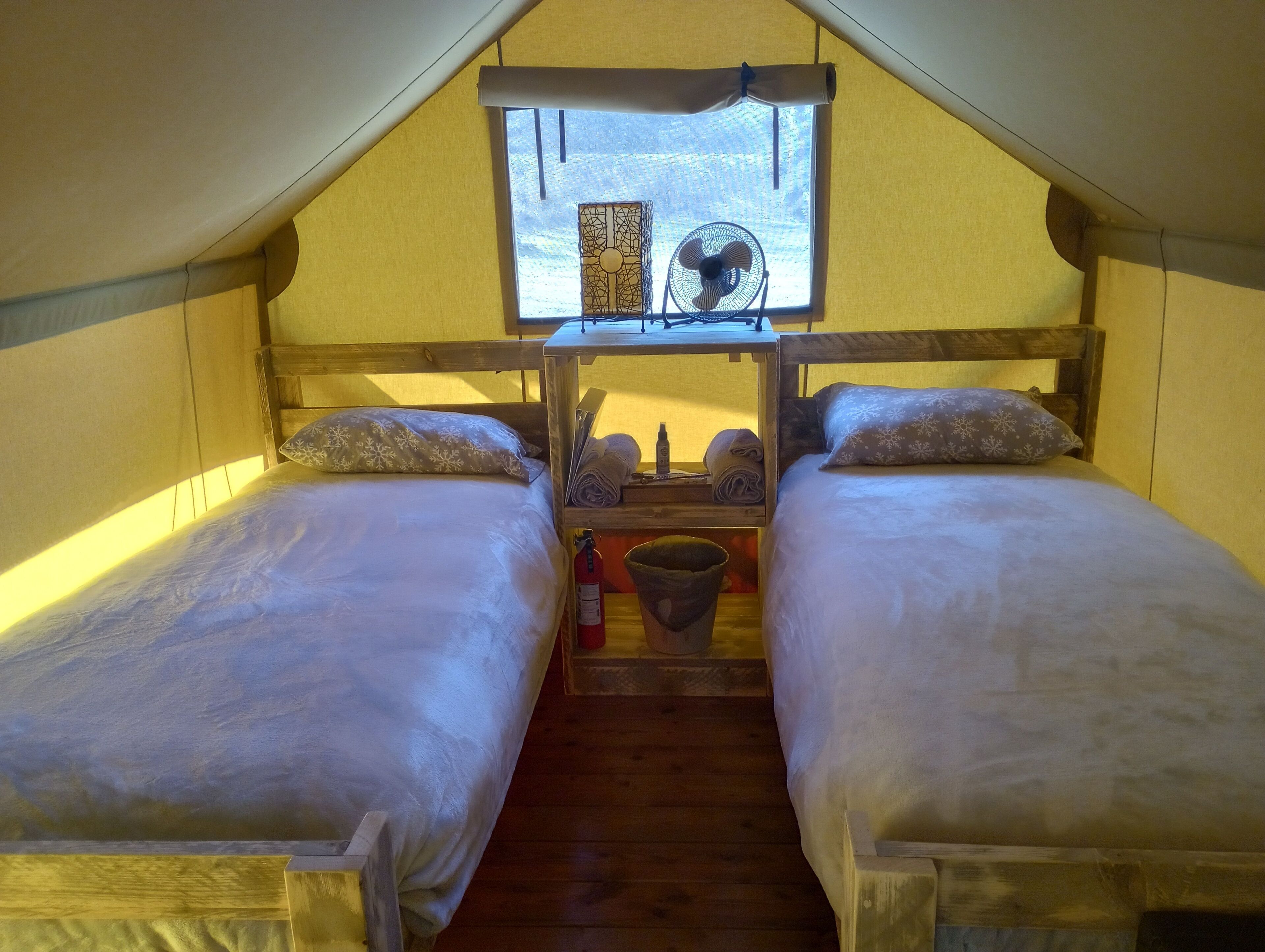 Relax in your own private Safari Glamp Tent, Creekfront, firepit. Close to town.