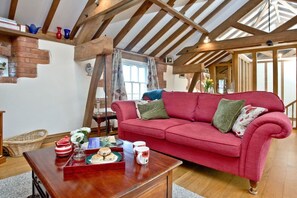 Smart TV, fireplace, books - Beautiful Cottage Home!  Short walk to Coastal Path, Budleigh Salterton & beach. (BUDLEIGH SALTERTON)