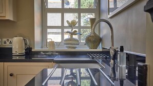 Apartemen | Dapur pribadi | Lemari es, microwave, oven, dan kompor