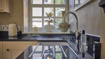 Huoneisto | Yksityinen keittiö | Jääkaappi, mikroaaltouuni, uuni, liesi