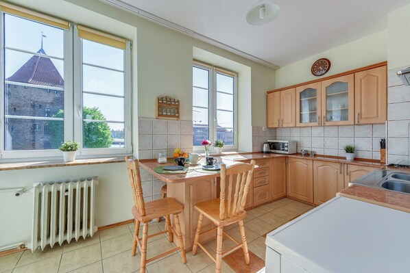 Microwave, dishwasher, cookware/dishes/utensils