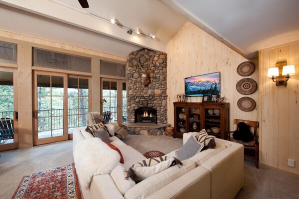 Smart TV, fireplace