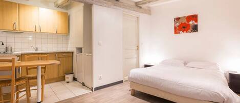 Travel crib, free WiFi, bed sheets