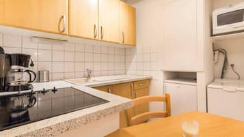 Kühlschrank, Mikrowelle, Ofen, Wasserkocher mit Kaffee-/Teezubehör