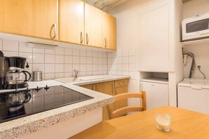 Fridge, microwave, oven, coffee/tea maker