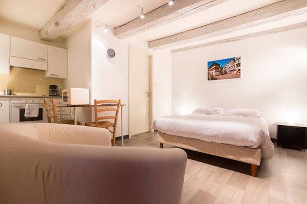 Travel crib, free WiFi, bed sheets