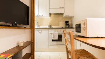 Kühlschrank, Mikrowelle, Ofen, Wasserkocher mit Kaffee-/Teezubehör