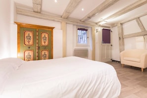 Travel crib, free WiFi, bed sheets