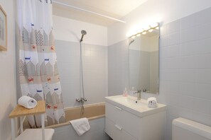 Badekar, hårføner og håndklær
