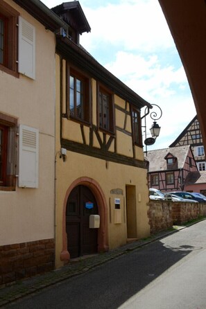 Exterior - RIBEAUVILLE city center - Gîte des Ménétriers, LE TOKAY - TripAlsace (Ribeauvillé)