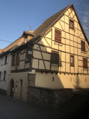 Exterior - RIBEAUVILLE city center - Gîte des Ménétriers, LE TOKAY - TripAlsace (Ribeauvillé)