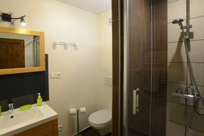 Shower, hair dryer, towels - RIBEAUVILLE city center - Gîte des Ménétriers, LE TOKAY - TripAlsace (Ribeauvillé)