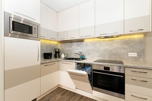 Microwave, dishwasher, coffee/tea maker, electric kettle