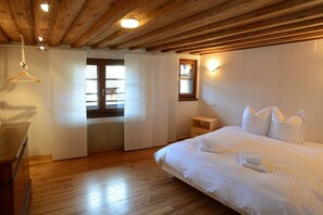 4 bedrooms, iron/ironing board, free WiFi, bed sheets