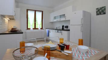 Kühlschrank, Mikrowelle, Ofen, Geschirrspüler