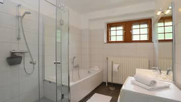 Badewanne, Haartrockner, Handtücher