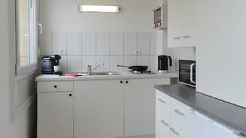 KĂŒhlschrank, Mikrowelle, Wasserkocher mit Kaffee-/Teezubehör