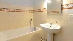 Bañera, secador de pelo y toallas