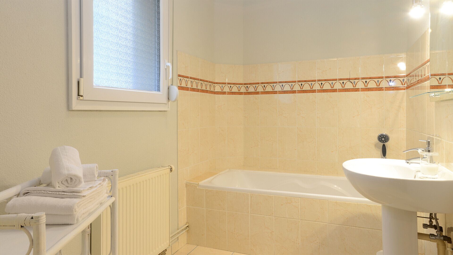 Een bad, een haardroger, handdoeken