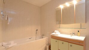 Baignoire, sèche-cheveux, serviettes fournies