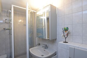 Een douche, een haardroger, handdoeken