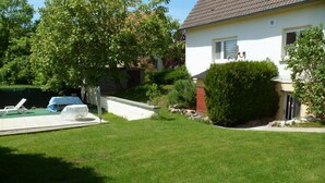 Il s’agit d’une propriété résidentielle dotée d’une pelouse bien entretenue, d’une piscine et d’une maison équipée d’une antenne parabolique.