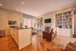 Cottage | Living area | 32-inch flat-screen TV with satellite channels, TV