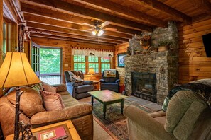 Fernseher, Kamin, Bücher