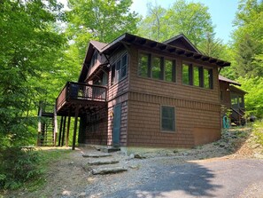 A two-story cabin with a balcony, surrounded by trees. - Evergreen Lodge Old Forge (Old Forge)