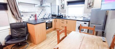 Frigorífico, microondas, horno y placa de cocina