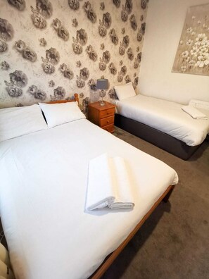 3 عدّة غرف نوم ومكواة/لوح كي وواي فاي وملاءات أسرّة