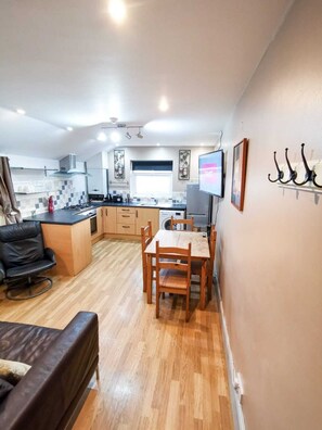 ثلاجة، ميكروويف، فرن، موقد طهي مسطح