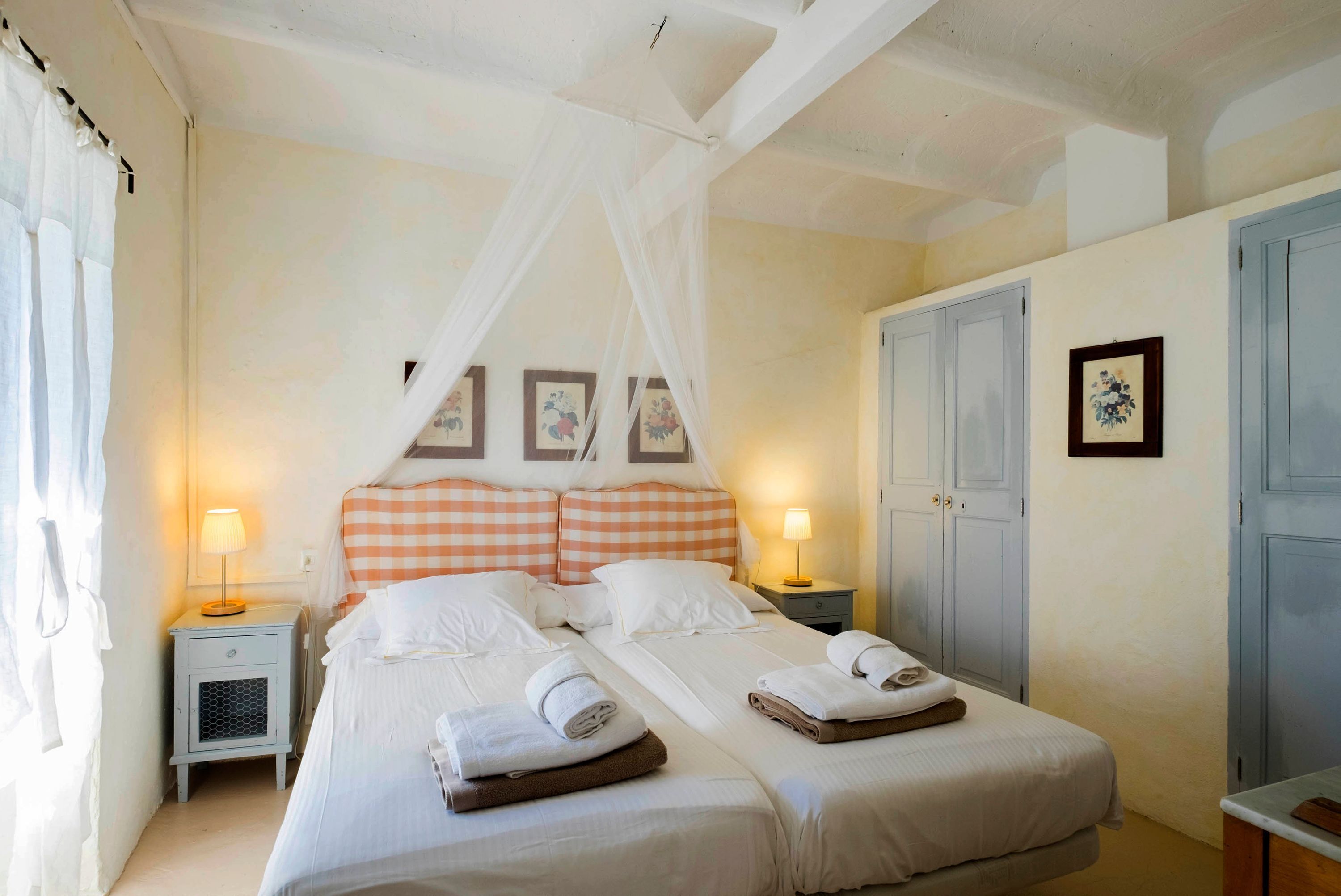 4 dormitorios, tabla de planchar con plancha, wifi gratis y ropa de cama