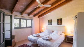 4 slaapkamers, een strijkplank/strijkijzer, gratis wifi, beddengoed