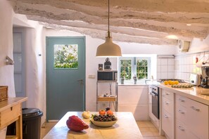 Een koelkast, een microgolfoven, een oven, een kookplaat
